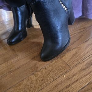 Chic Black Heeled Boots with Zipper Detail